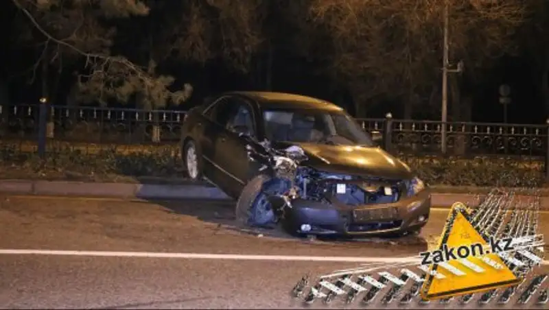 В Алматы Toyota на скользкой дороге врезалась в дерево