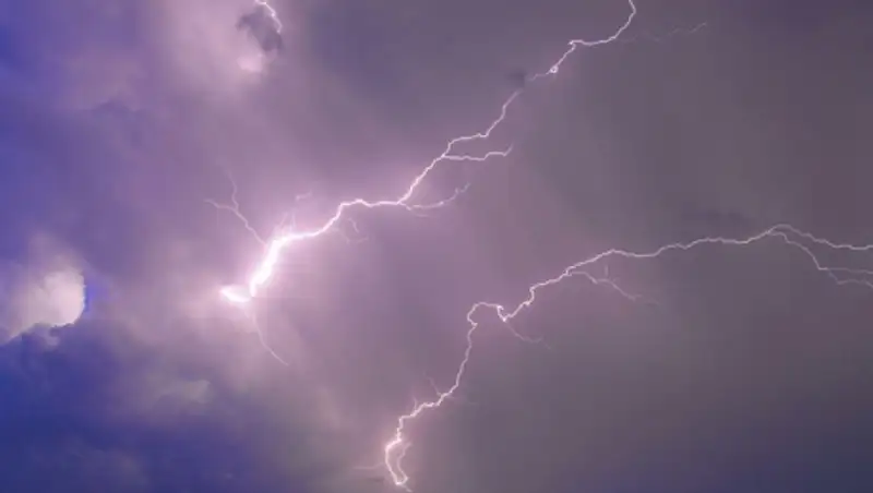 В пассажирский самолет над Римом ударила молния