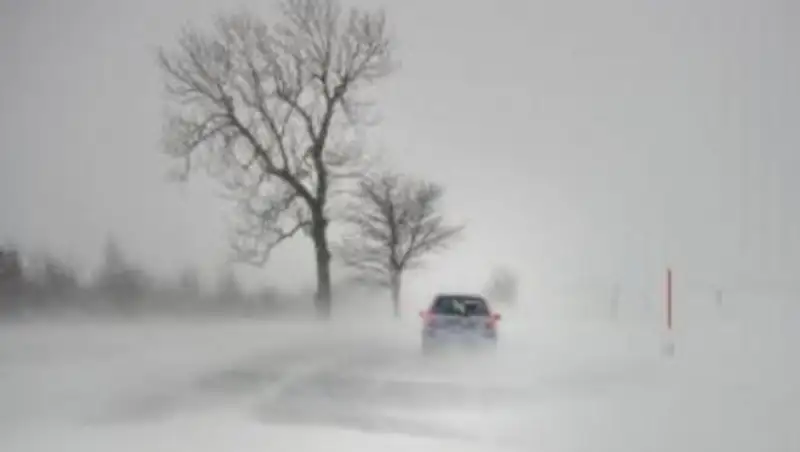 В двух областях Казахстана из-за непогоды закрыли дороги