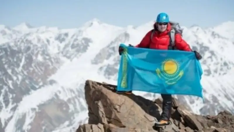 Казахстанский альпинист выйдет в эфир в соцсетях с пика Эвереста