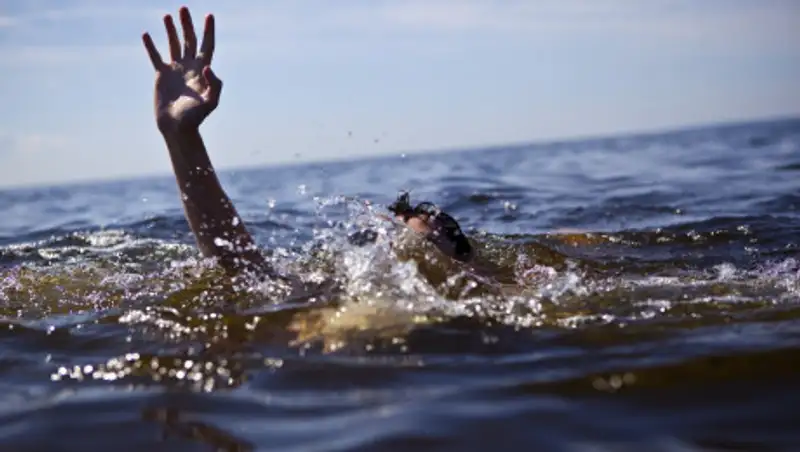 Полицейские Атырау спасли утопающего