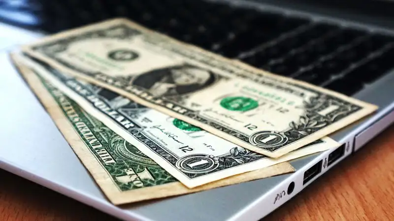 Курс доллара снизился на торгах 16 мая