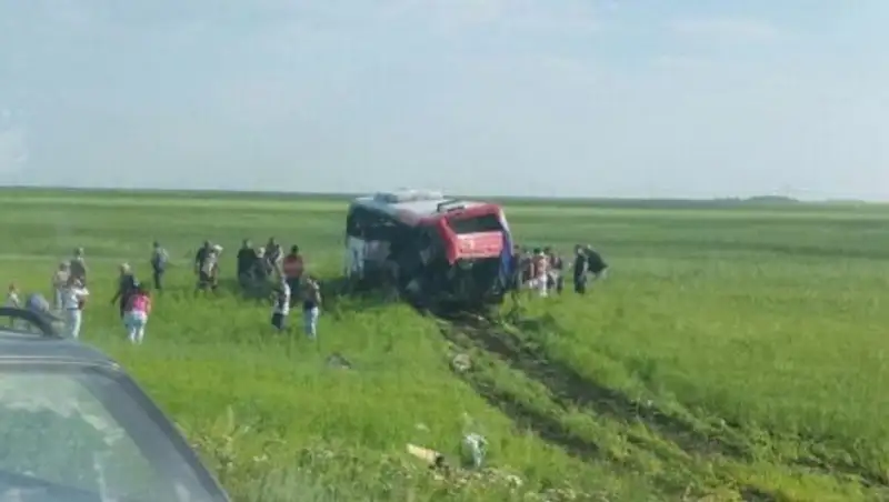 Рейсовый автобус с пассажирами перевернулся на трассе в Костанайской области