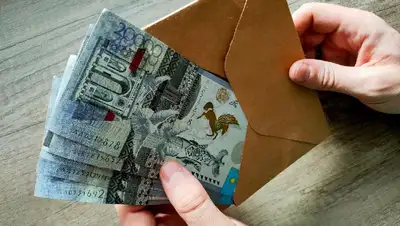 взятка, тенге, фото - Новости Zakon.kz от 05.07.2022 16:05