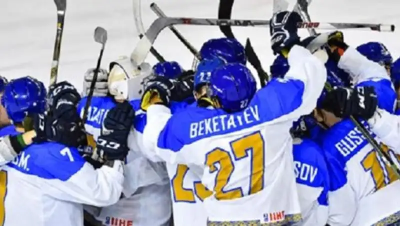 Молодежная сборная Казахстана по хоккею вырвала победу у Венгрии