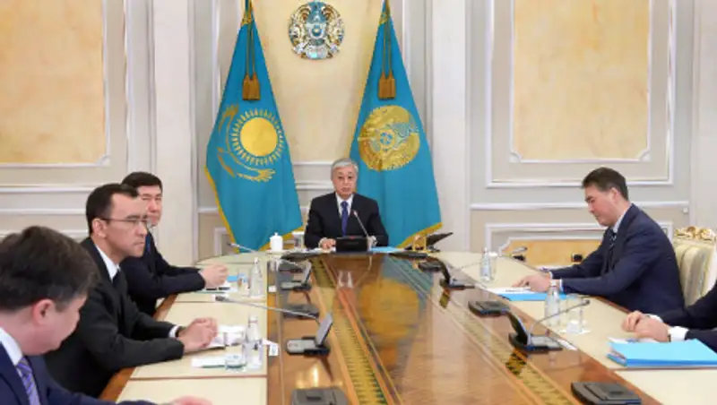 Токаев обеспокоен заражением медработников