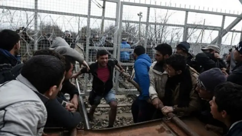 Мигранты прорвали заграждение на границе Греции и Македонии