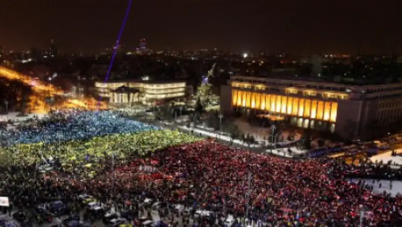 Десятки тысяч человек вновь вышли протестовать против правительства Румынии