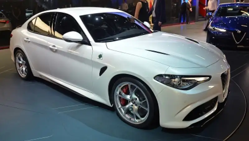 Седан Alfa Romeo Giulia оснастят автопилотом