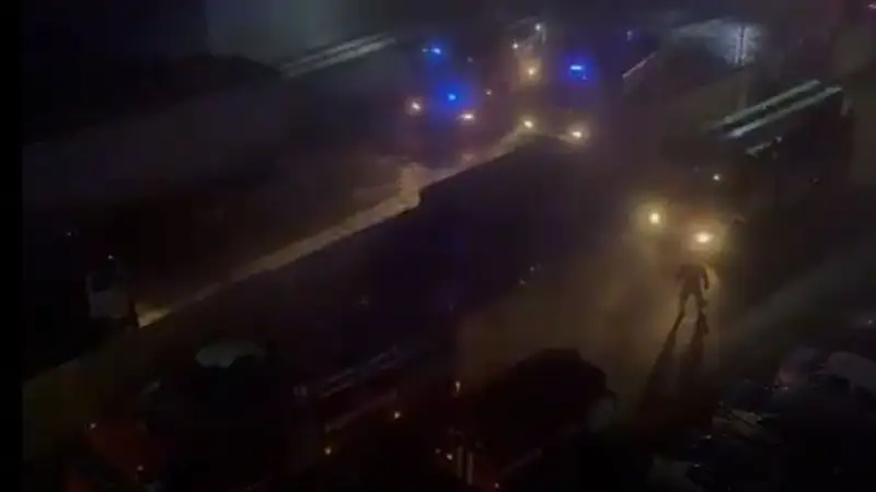 Крупный пожар разгорелся на территории рынка "Салем" в Алматы