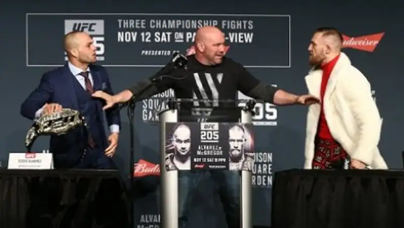 Чемпион UFC Макгрегор попытался бросить в соперника стул на пресс-конференции