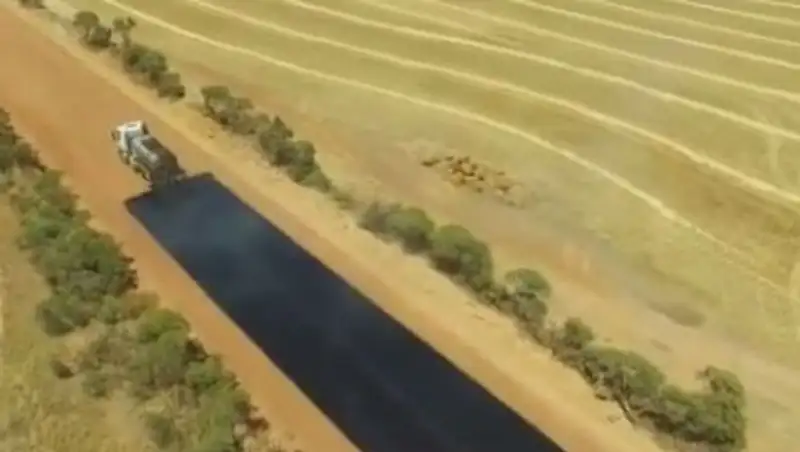 Пользователей сети заворожила укладка асфальта в Австралии