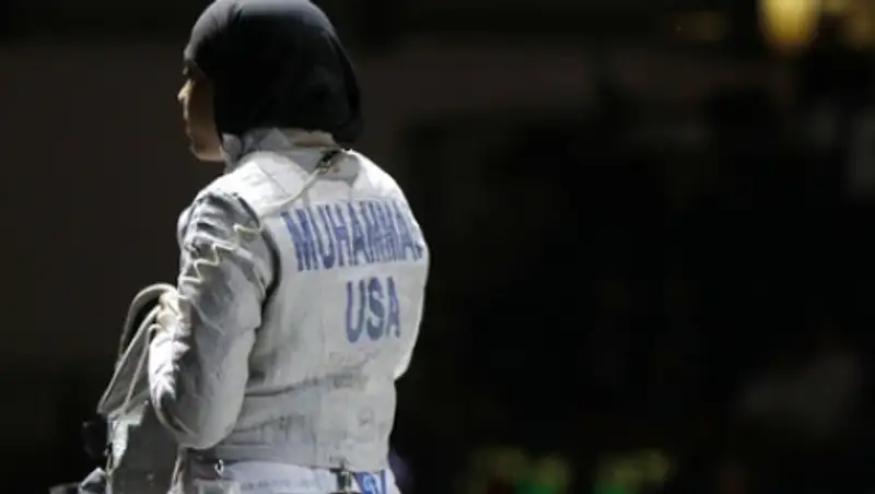 Саблистка Мухаммад станет первой соревнующейся в хиджабе американкой на ОИ