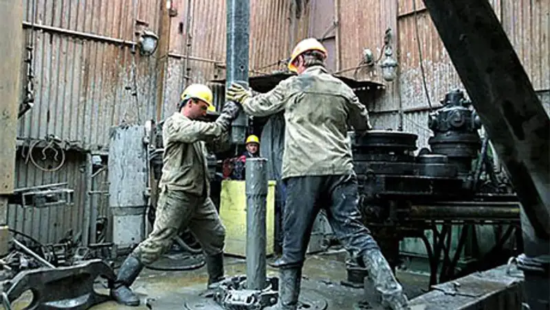 Семьи погибших на месторождении Жетыбай рабочих получат материальную помощь, фото - Новости Zakon.kz от 12.11.2013 21:14