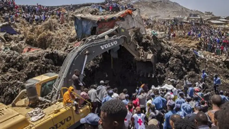 Число погибших при обрушении мусорной свалки в Эфиопии превысило 60 человек