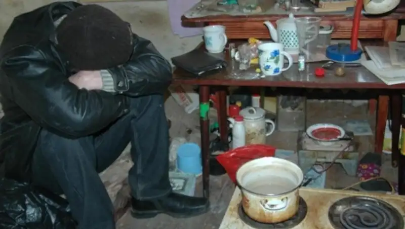 В Степногорске мужчина устроил в квартире наркопритон, который "работал" до 18.00 часов