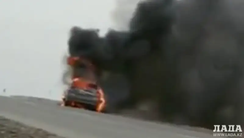 На автотрассе Актау-Форт-Шевченко загорелся и взорвался автомобиль