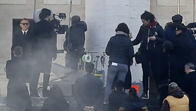 Съемочная группа бондианы устроила пьяный дебош в самолете