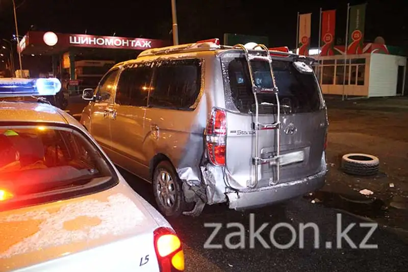 Водитель Мазды насмерть сбил пешехода и столкнулся с тремя машинами в Алматы (фото), фото - Новости Zakon.kz от 11.11.2013 17:05