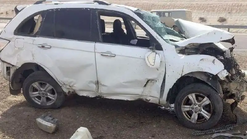 Кроссовер врезался в ограждение на обочине дороги в Мангистауской области