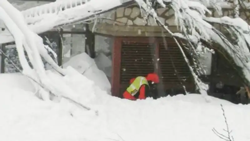 В итальянском отеле, на который сошла лавина, нашли тела еще двух жертв