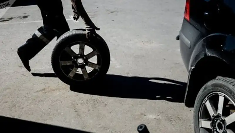 Иномарка насмерть сбила водителя, менявшего колесо на трассе близ Астаны