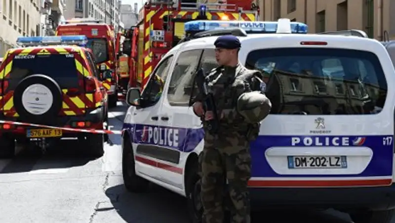 На севере Парижа мужчина захватил заложников