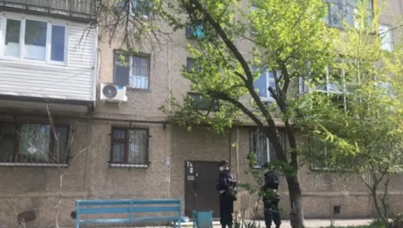 В Шымкенте женщина пыталась сбежать из карантина по водосточной трубе