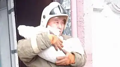Новорожденного ребенка спасли из пожара спасатели Костаная , фото - Новости Zakon.kz от 31.08.2023 02:18