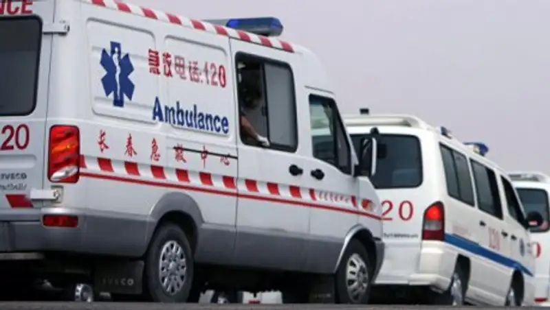 На трассе в Китае после ДТП загорелся грузовик с химикатами