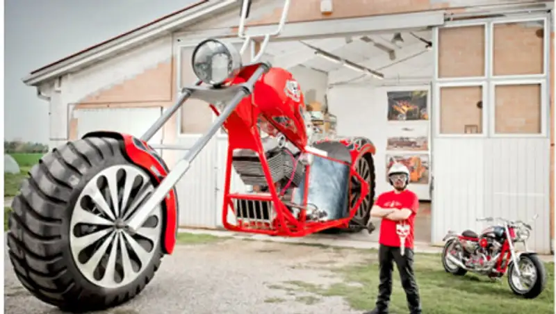 Итальянец собрал огромный мотоцикл