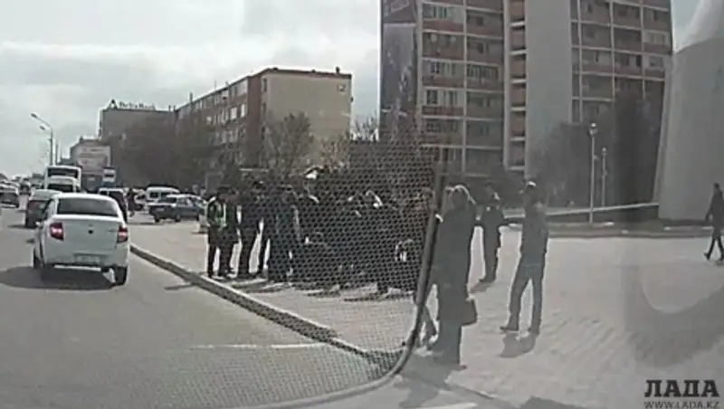 В Актау напротив монумента «Вечный огонь» автомашина сбила двоих детей