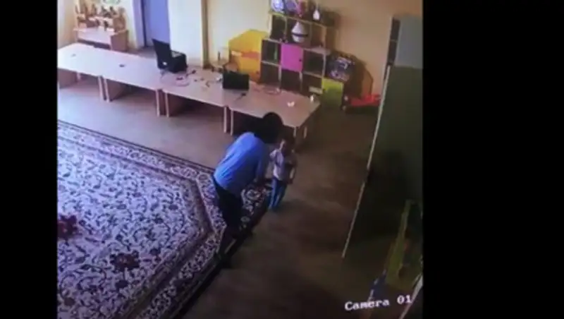 Камера сняла, как воспитательница ясли-сада избивает детей в Алматы