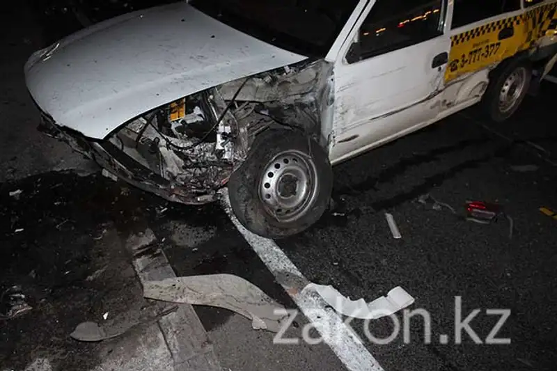 Две машины такси протаранил пьяный водитель Мерседеса в Алматы (фото) Две машины такси протаранил пьяный водитель Мерседеса в Алматы (фото), фото - Новости Zakon.kz от 18.11.2013 20:48