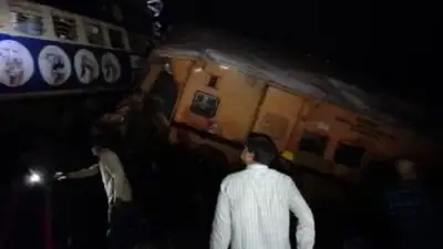 поезда столкнулись в Индии