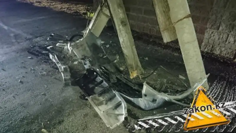 В Алматы мужчина за рулем внедорожника Nissan врезался в столб