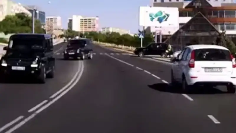 Нарушивший ПДД свадебный кортеж и полицейские проигнорировали друг друга в Актау