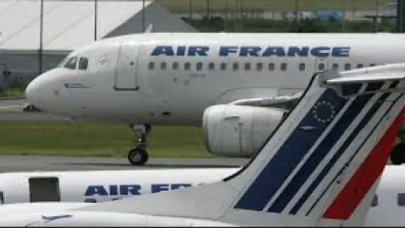 Французские авиадиспетчеры объявили забастовку, ожидается отмена около 40% рейсов