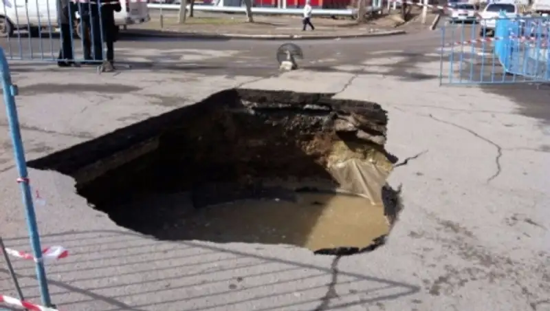 ЗКО. В Аксае на дороге вновь провалился асфальт