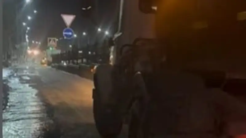 В Петропавловске прорвало трубу с холодной водой