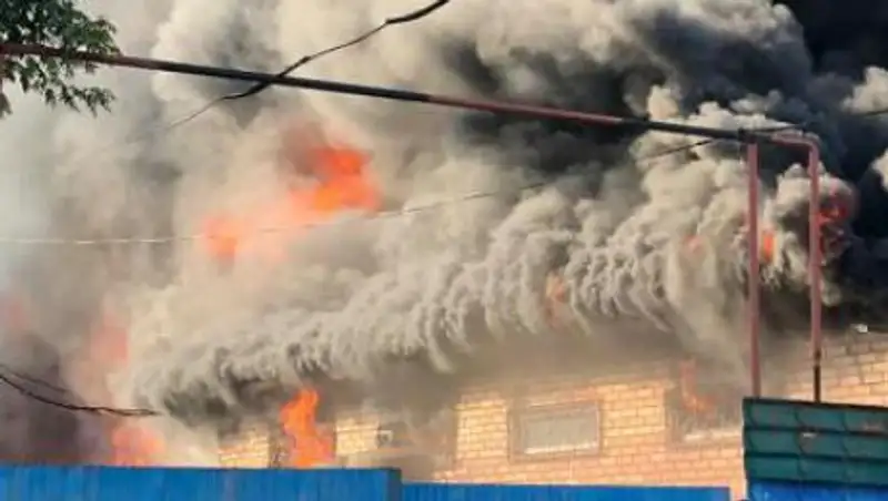 Склад горит в Алматы