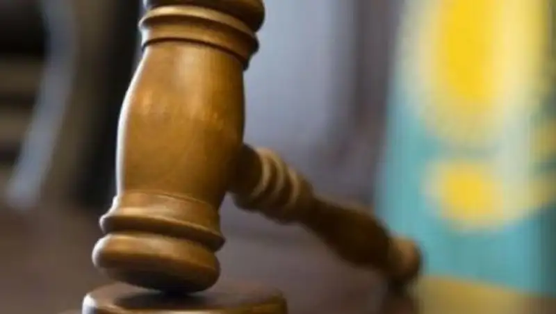 В Караганде сотрудника банка осудили за звонки школьнице