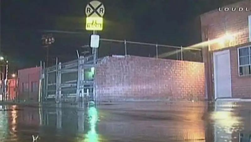 По улицам Лос-Анджелеса разлилось 225 тысяч литров нефти