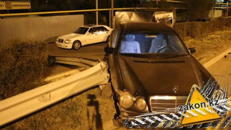 В Алматы водитель Mercedes не справился с управлением и устроил ДТП