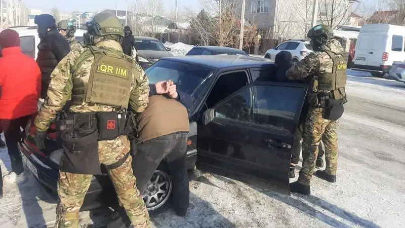 Завладели 2 млн тенге и машиной: в Актобе задержали двух вымогателей