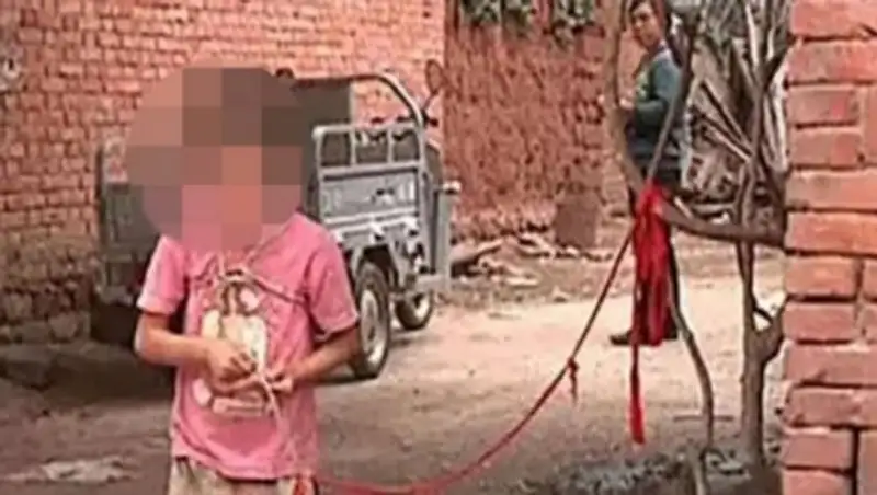 Бабушка с дедушкой шесть лет держат на привязи душевнобольную внучку