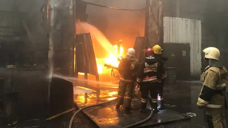 Алматинцев напугал черный дым –   горел цех