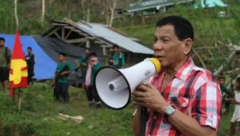 Президент Филиппин пообещал сбрасывать взяточников с вертолета