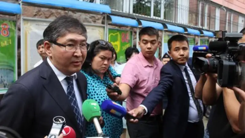 В первый день ЕНТ Ерлан Сагадиев посетил 4 пункта проведения тестирования