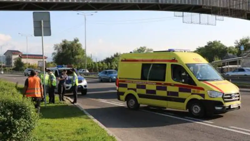 Вылетевший на тротуар BMW X5 сбил двух девушек в Шымкенте